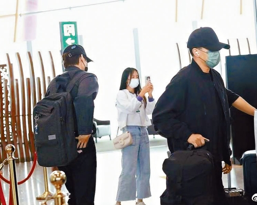 劉愷威（左）與魏大勛同樣都是全身黑色打扮。