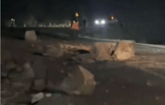 有落石砸在道路中。西藏广播电视台 有落石砸在道路中。西藏广播电视台