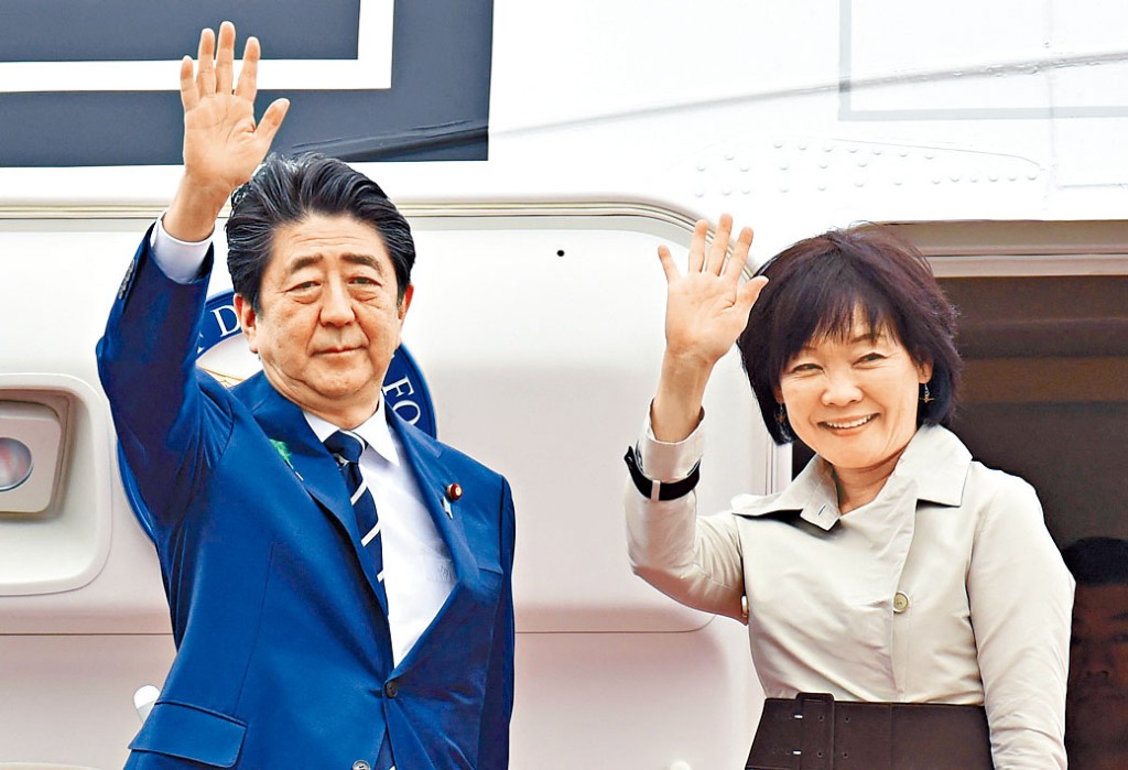 二○一八年四月,安倍偕妻準備從羽田機場出發前往美國訪問。