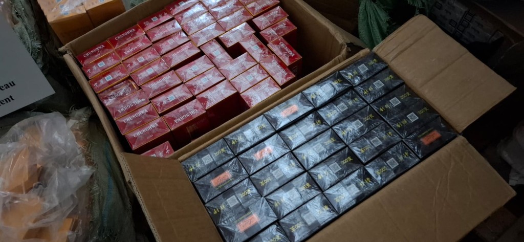 海關檢獲共約100萬支懷疑私煙,估計市值共約450萬元,應課稅值共約330萬元。 海關檢獲共約100萬支懷疑私煙,估計市值共約450萬元,應課稅值共約330萬元。