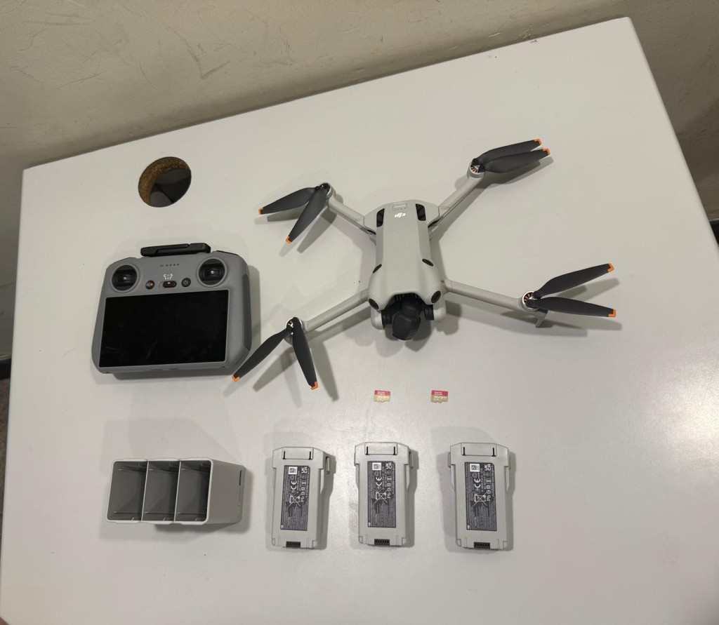 警方檢獲一部小型無人機。警方提供