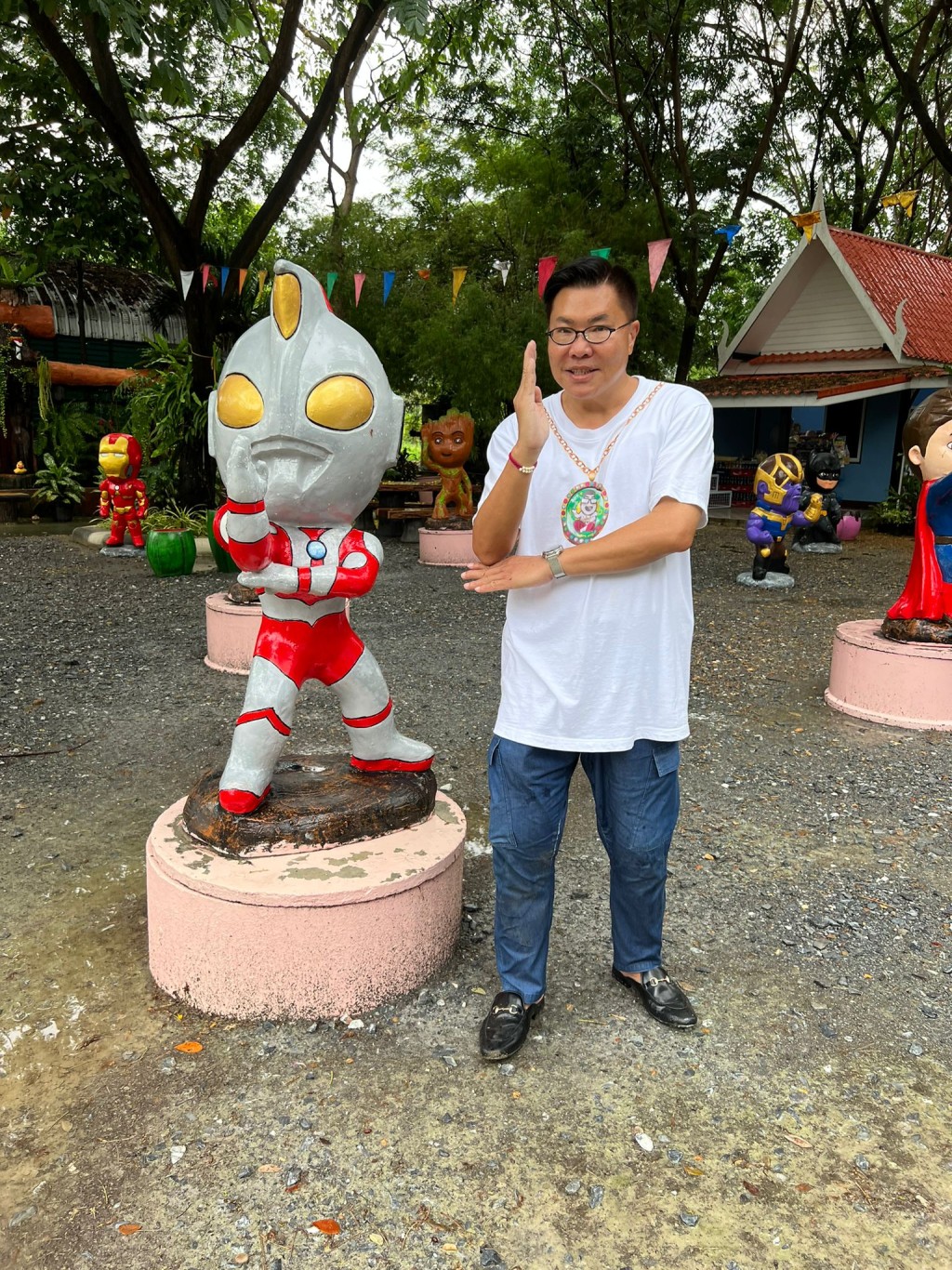 佛寺內除咗有佛像更加有超人公仔嚟吸引年青人。 佛寺內除咗有佛像更加有超人公仔嚟吸引年青人。