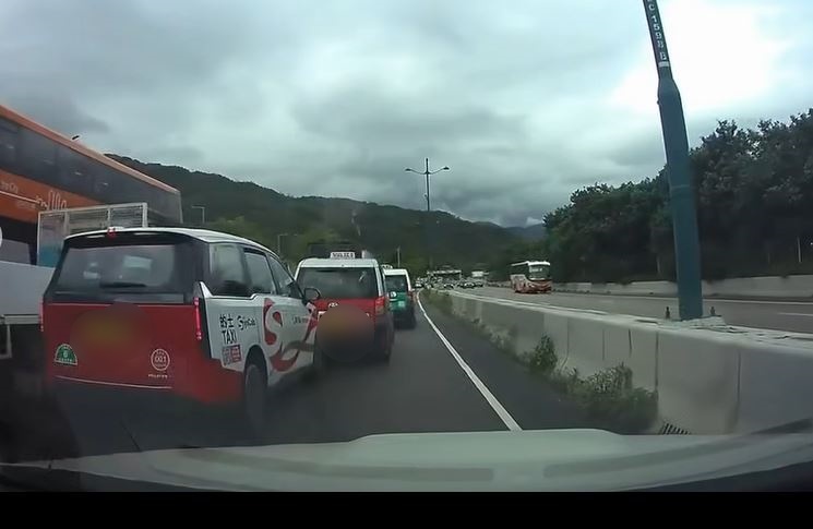 撞向前面的士車尾。fb車cam L（香港群組）Raymond Kwong影片截圖