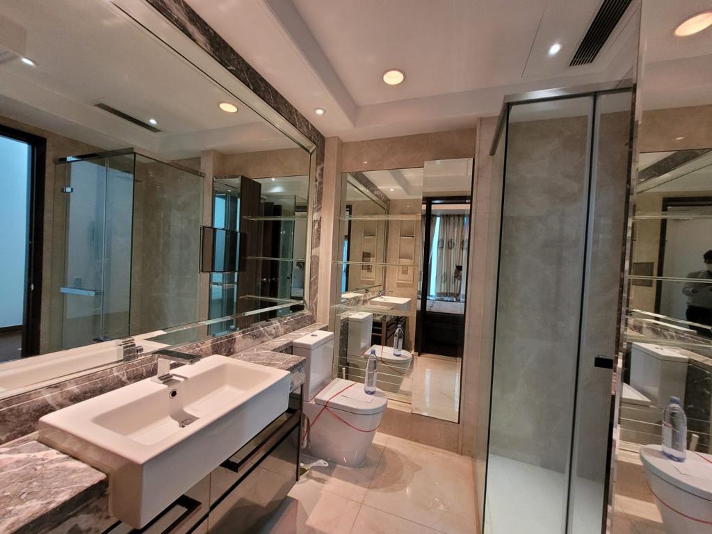 浴室鋪設大理石瓷磚，設計美觀。