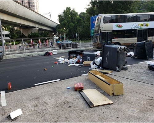 當日黃大仙中心外有示威者設置路障。資料圖片