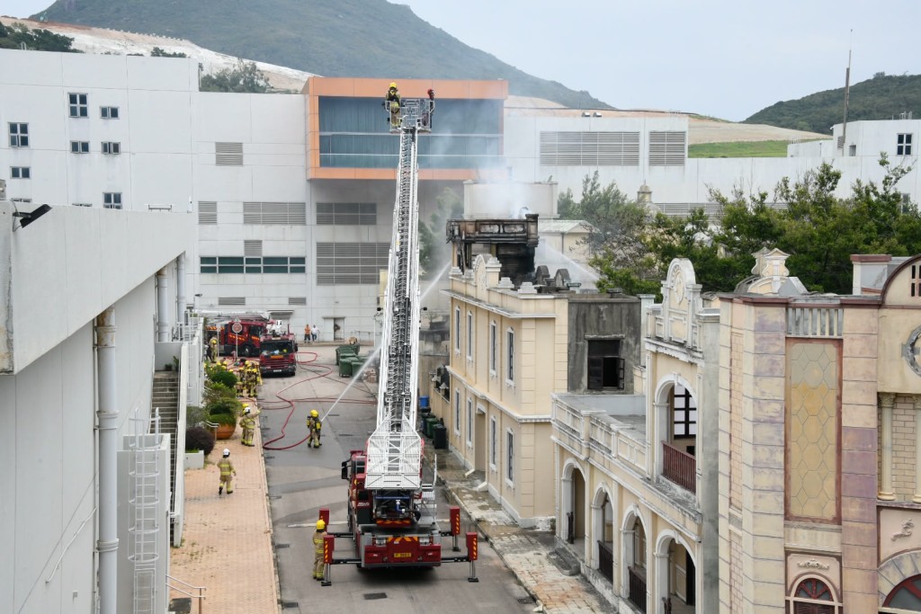 消防架起雲梯救火。楊偉亨攝 消防架起雲梯救火。楊偉亨攝
