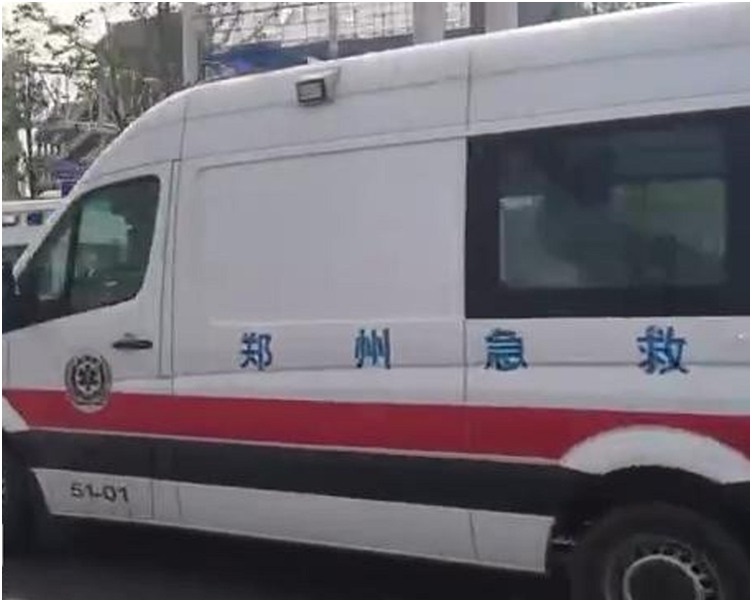 大批警車、救護車和消防車在停機坪戒備。網圖
