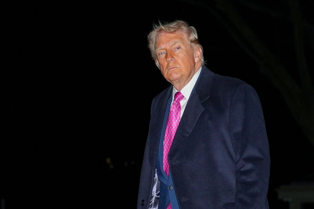 特朗普周日晚由海湖庄园返回白宫。法新社