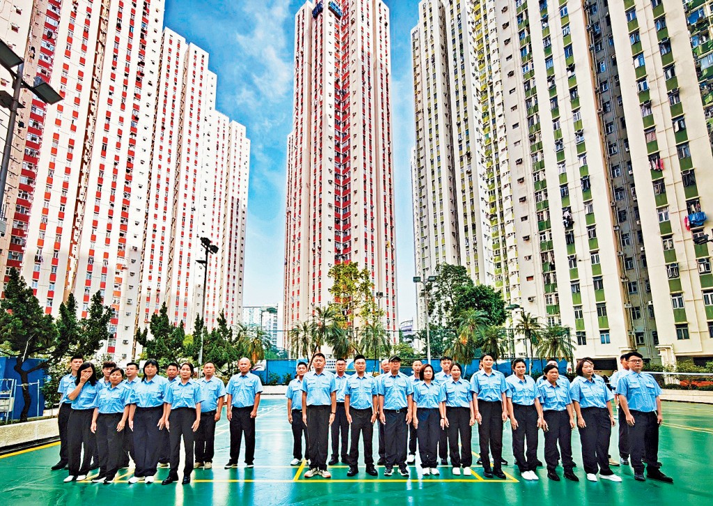 麗晶花園業主立案法團強調，外勞保安能以廣東話流利溝通，並已完成本港保安課程。