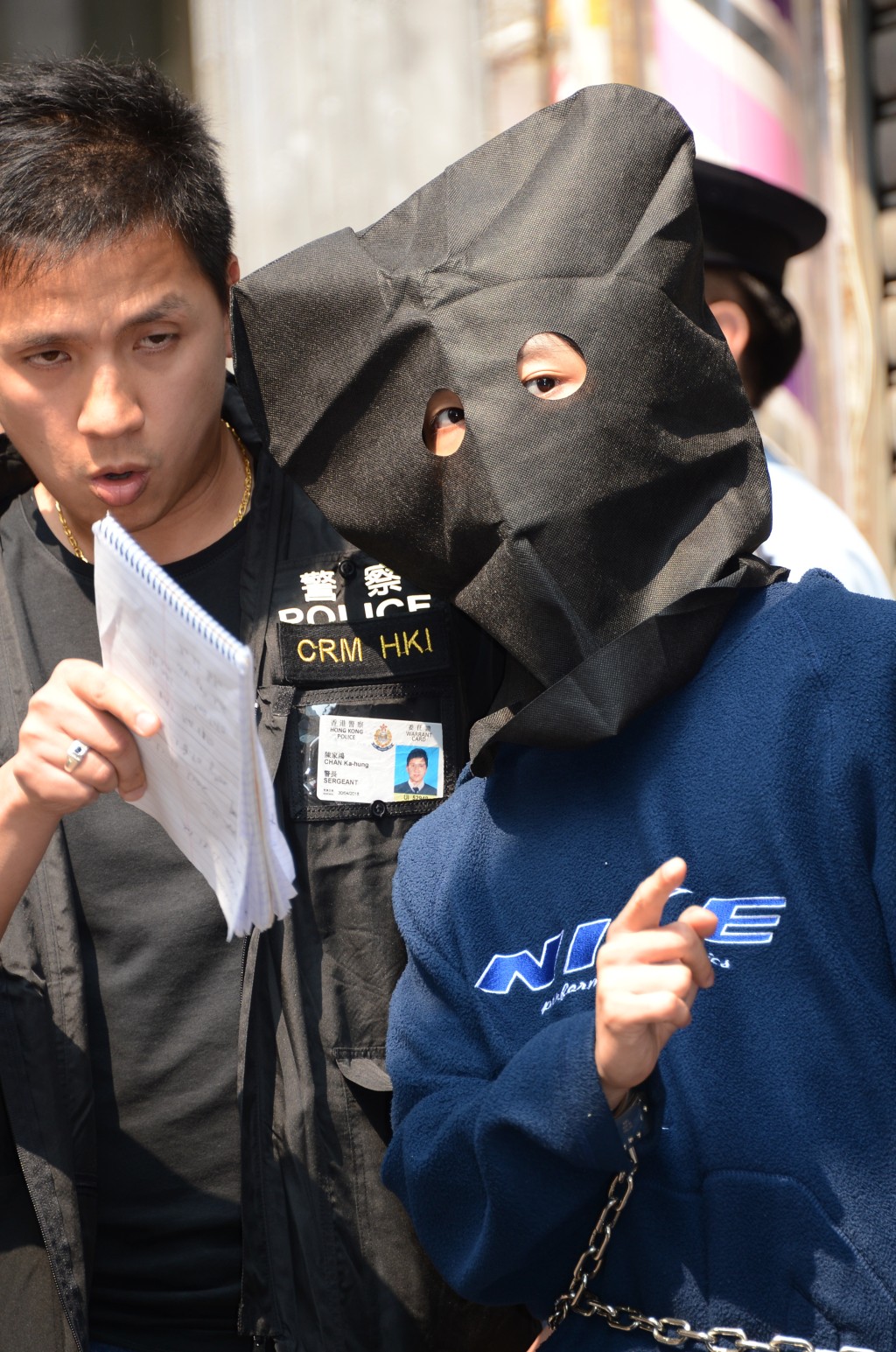 周凯亮和谢臻麒当年被捕后曾被警方带到案发现场调查。（资料图片）