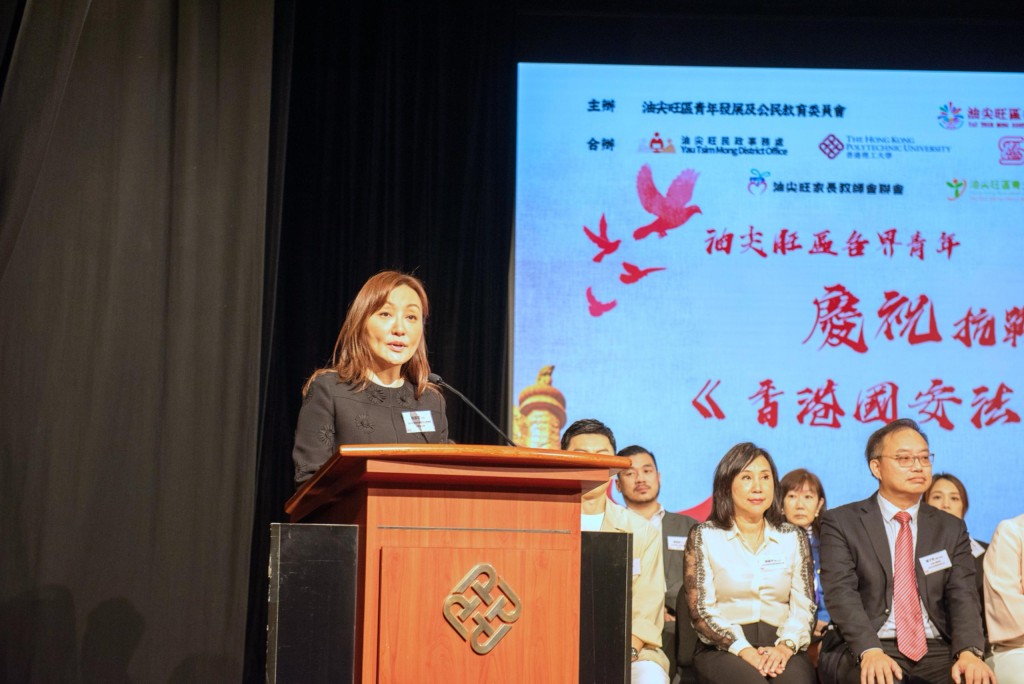 油尖旺區青年發展及公民教育委員會主席魏麗霞致歡迎辭。 油尖旺區青年發展及公民教育委員會主席魏麗霞致歡迎辭。