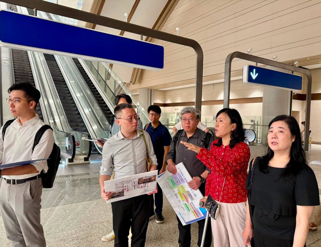 運輸及物流局局長陳美寶今日到訪新皇崗口岸，與局方、運輸署及路政署同事視察口岸的交通安排。(運輸及物流局局Facebook)