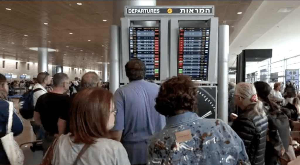 整個機場都擠滿急於離開的遊客。路透社