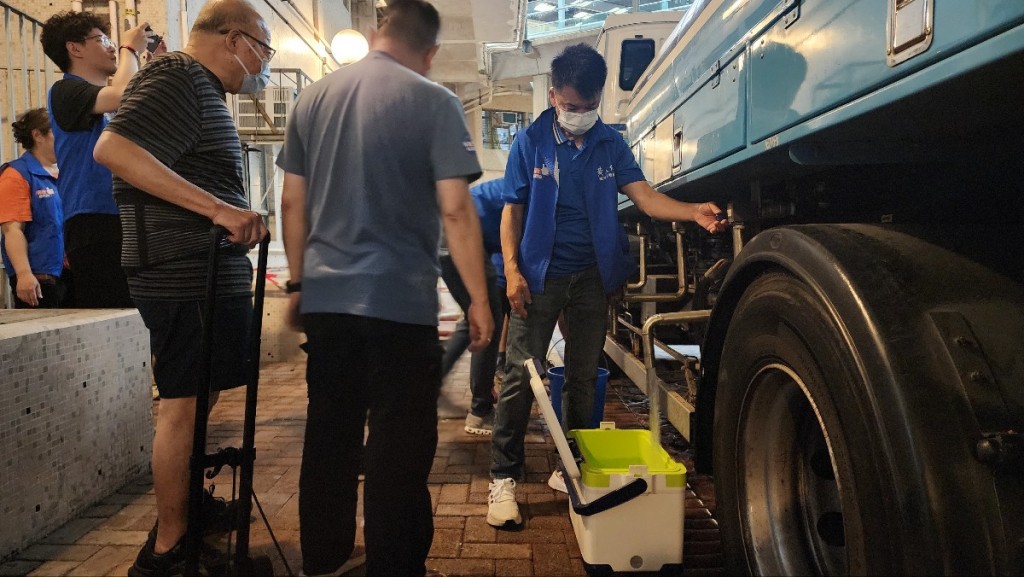 名居民帶同水桶到水車取水,秩序大致良好。黃文威攝 名居民帶同水桶到水車取水,秩序大致良好。黃文威攝