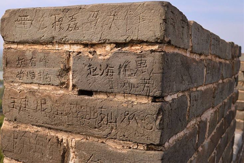 許多不文明旅客在文物上刻字造成破壞。網圖