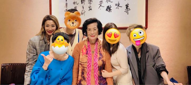 Sammi跟家姐细佬经常轮流抽空陪伴妈咪。
