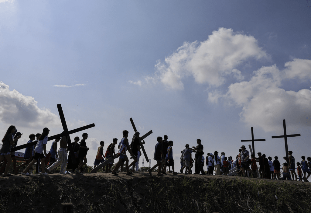 在笃信天主教的菲律宾南部村庄，于上周五（29日）「耶稣受难日」当天，有虔诚信徒按传统进行钉十字架仪式。美联社