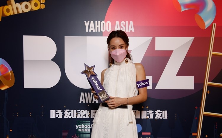 鄧麗欣(Stephy)贏得《YAHOO搜尋人氣大獎》「本地演員」獎項。