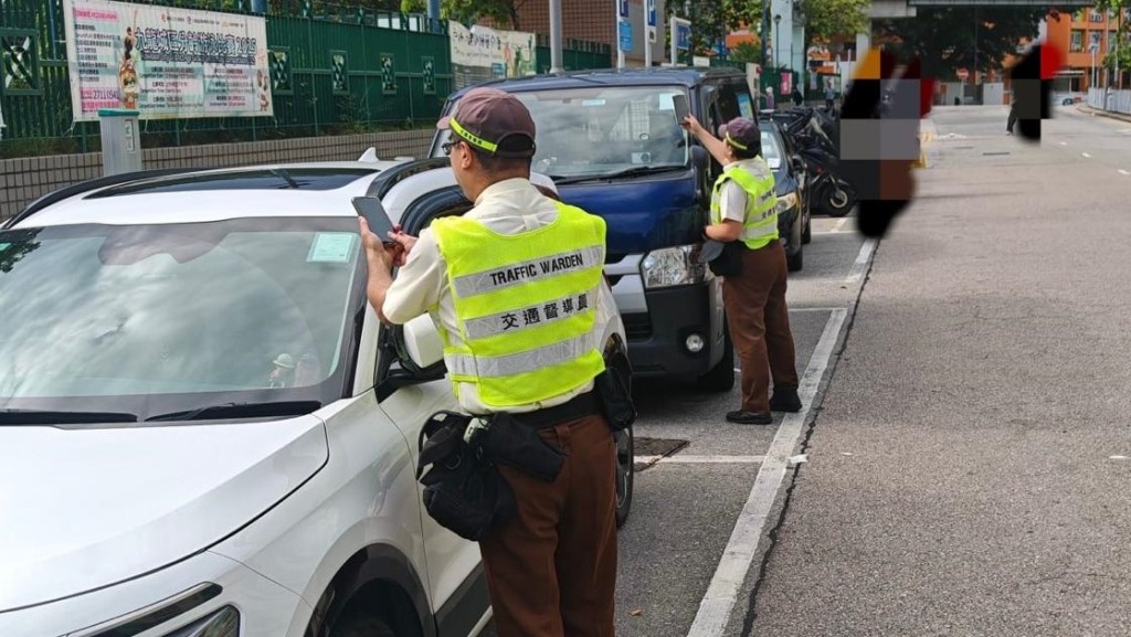 九龍城警區及西九龍總區交通部昨（11日）進行聯合行動，在區內多個交通黑點嚴厲執法。