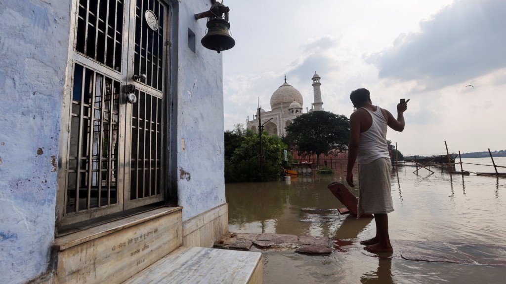 泰姬陵附近一座印度廟也被水包圍。 路透社