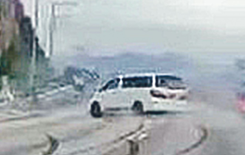 私家車被七人車撞至連翻十個觔斗。