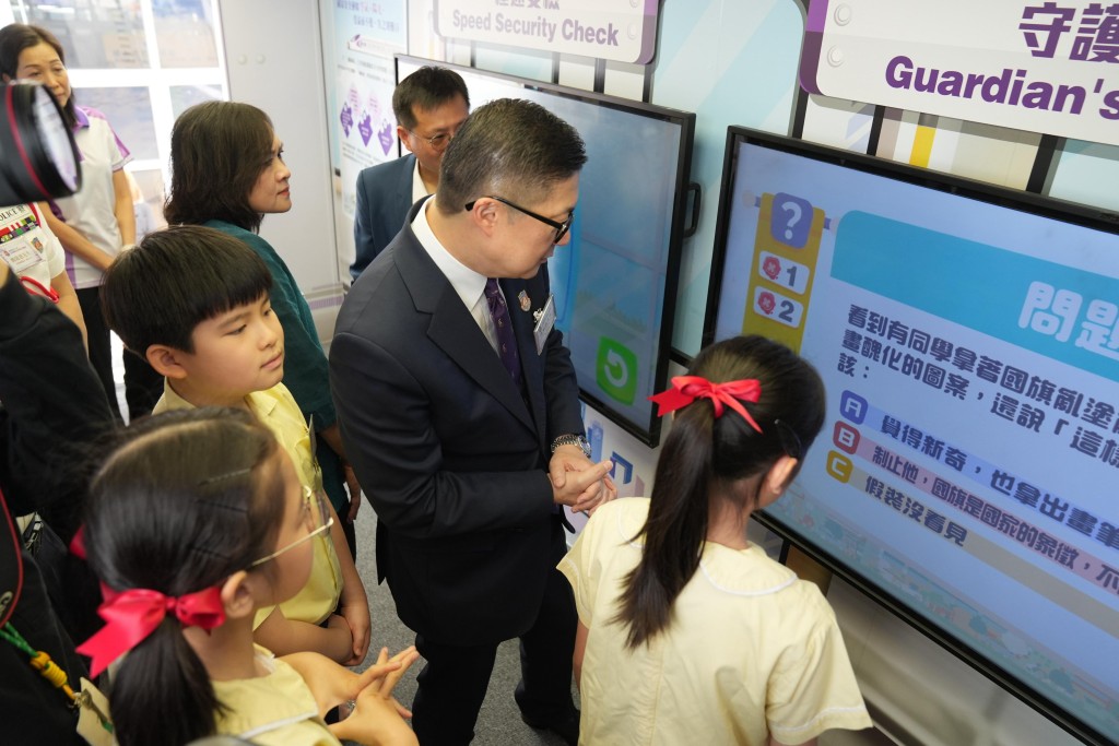 现场超过400名学生、老师及家长一同参与。 现场超过400名学生、老师及家长一同参与。