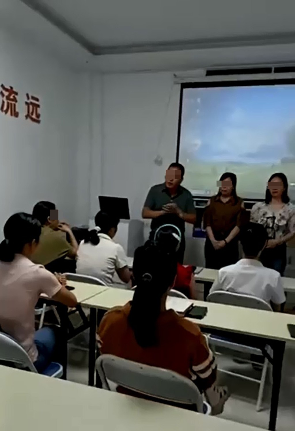 深圳中介公司发放短片，可见3名负责人(站立者)向多名女子(坐下者)介绍赴港工作的情况。