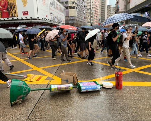 示威者搬出雜物堵塞道路。