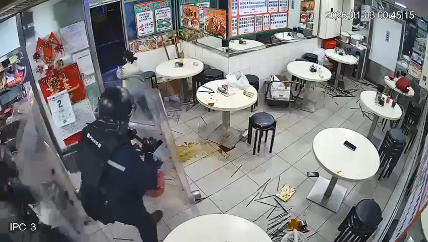 有警員靜悄悄靠近，最終前後夾攻將她撳地制服。