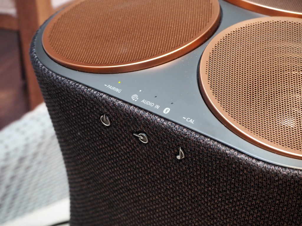 機頂設有狀態指示燈及簡單操作鍵。