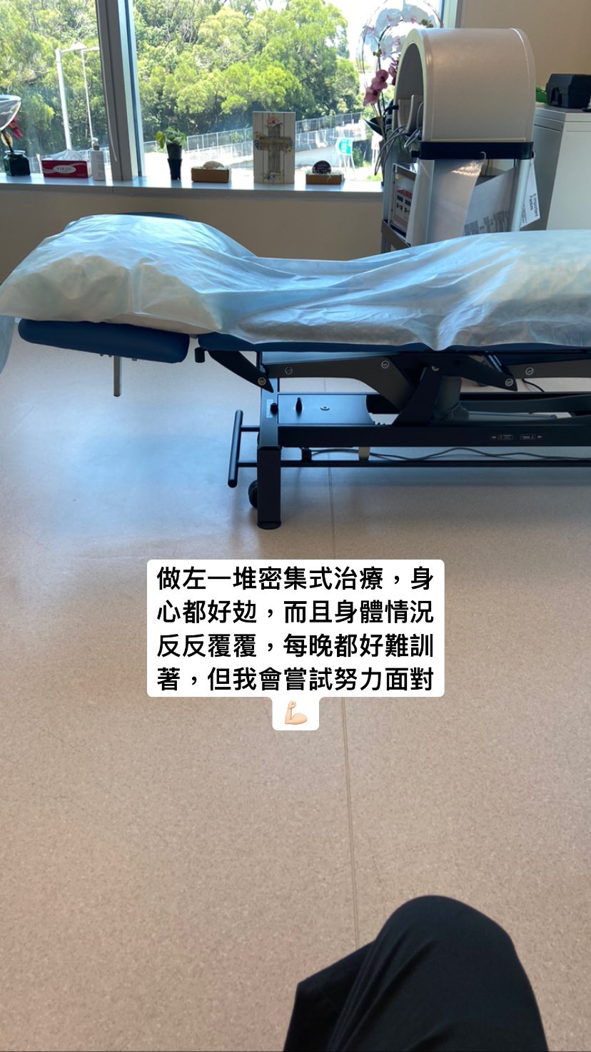 身心皆疲的阿峯昨日貼出在醫院治療的照片。