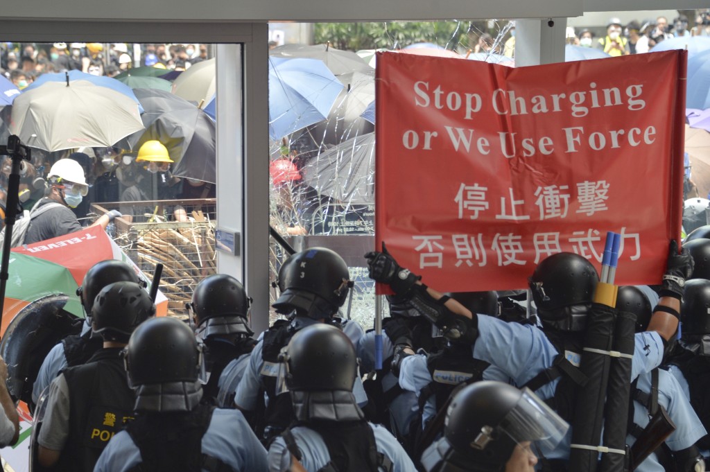 当日示威者冲击立法会大楼期间，警方曾出示红旗警告。资料图片