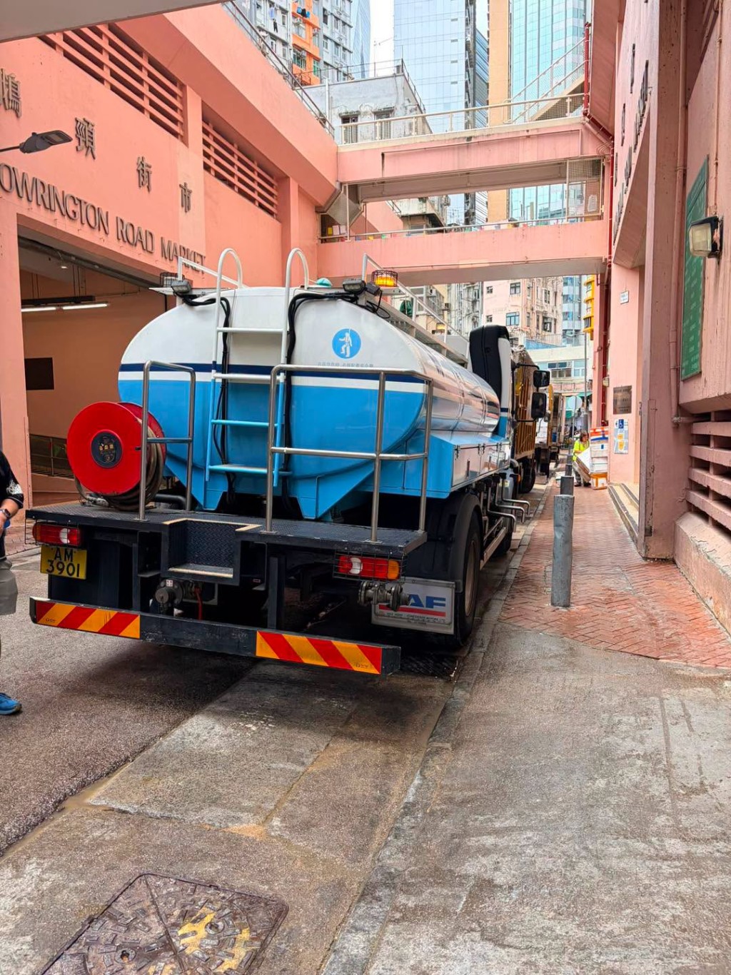 水務署在受影響大廈及商戶附近放置水車及水箱提供臨時食水。fb「滴惜仔」圖片
