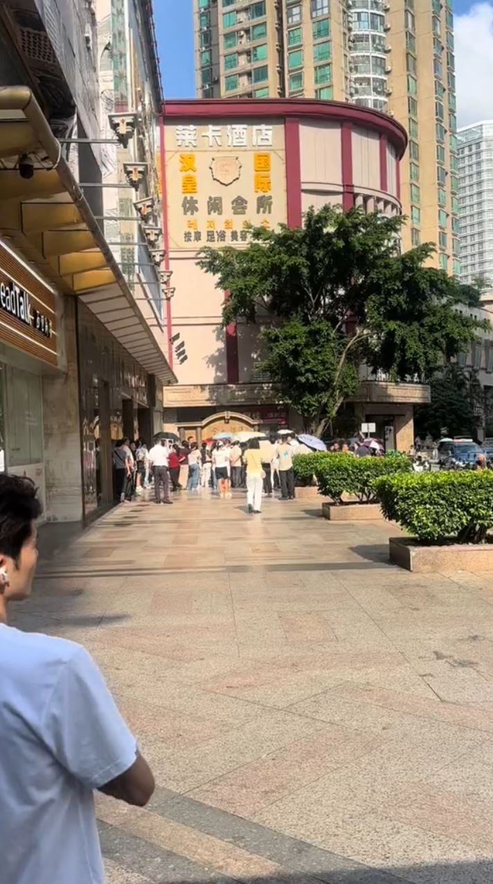 连续两日有大批“皇室假期”员工在公司门外示威追薪。抖音