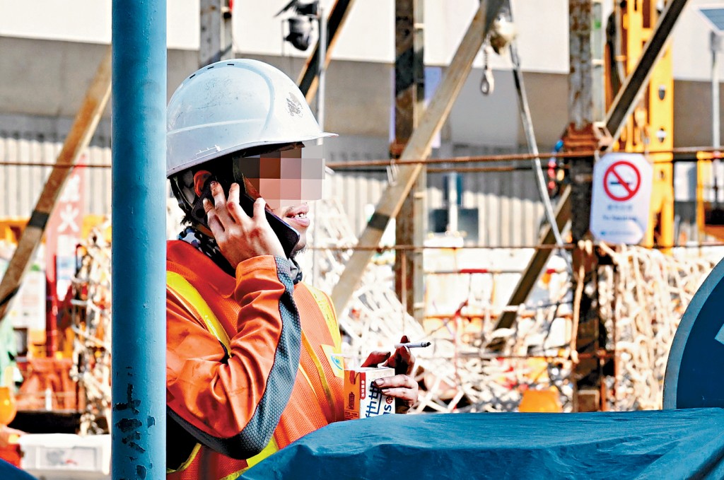 即使地盤已張貼禁煙標誌，仍有不少工友在地盤範圍吸煙。