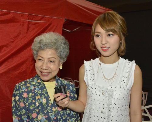 羅蘭、林穎彤都覺煙味難頂。