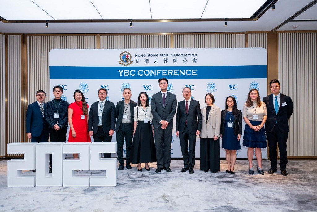 林定國(右五)毛樂禮(最高者)與一眾本地及海外講者合照。公會執委會委員陳政龍(左四)、公會副主席薛日華(左六)及公會新晉大律師常委會主席鄧天麟(右一)也參與討論及交流。 林定國(右五)毛樂禮(最高者)與一眾本地及海外講者合照。公會執委會委員陳政龍(左四)、公會副主席薛日華(左六)及公會新晉大律師常委會主席鄧天麟(右一)也參與討論及交流。