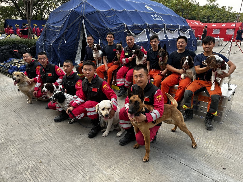  消防處領犬員與國家救援隊交流搜救犬訓練及實戰心得。  香港消防處提供圖片