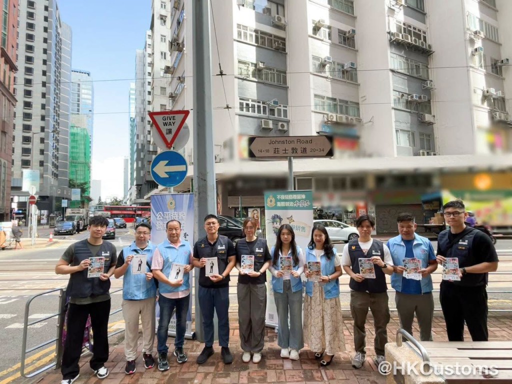 海關聯同地區人士在灣仔向長者宣傳,呼籲慎防不良營商。 海關聯同地區人士在灣仔向長者宣傳,呼籲慎防不良營商。