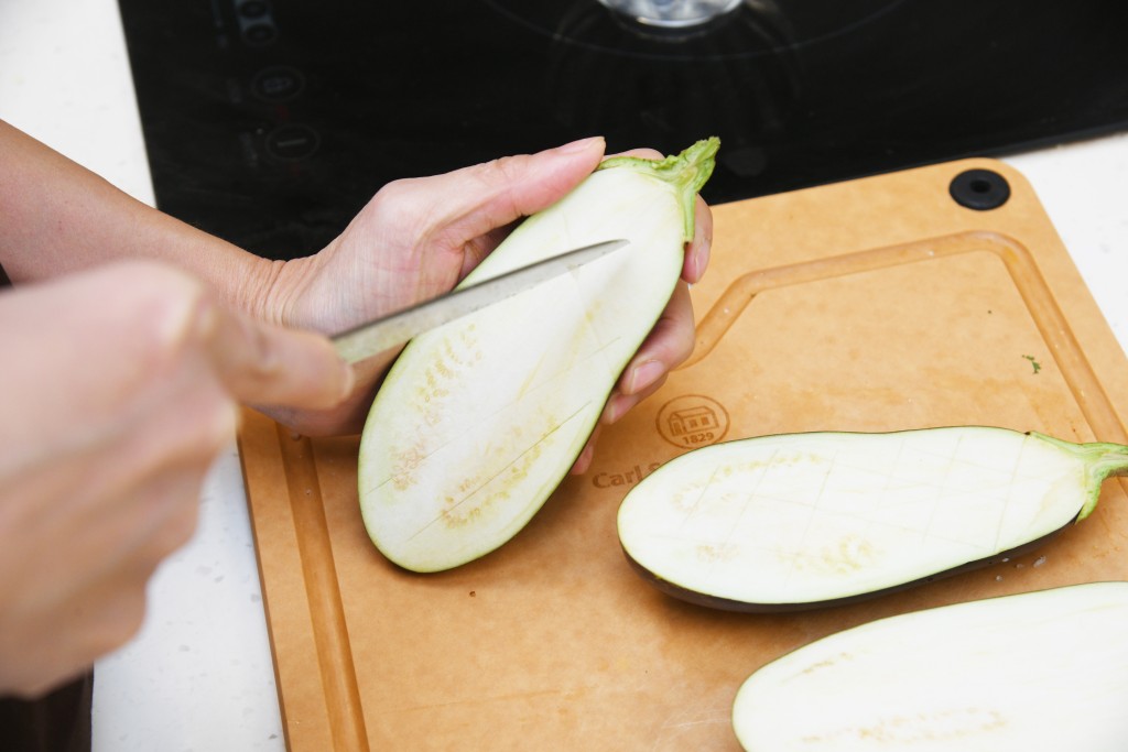 小贴士 Tips：茄子划出格子状，容易吸收酱汁精华。 Score the flesh of the eggplant into diamonds pattern for better absorption of the sauce.