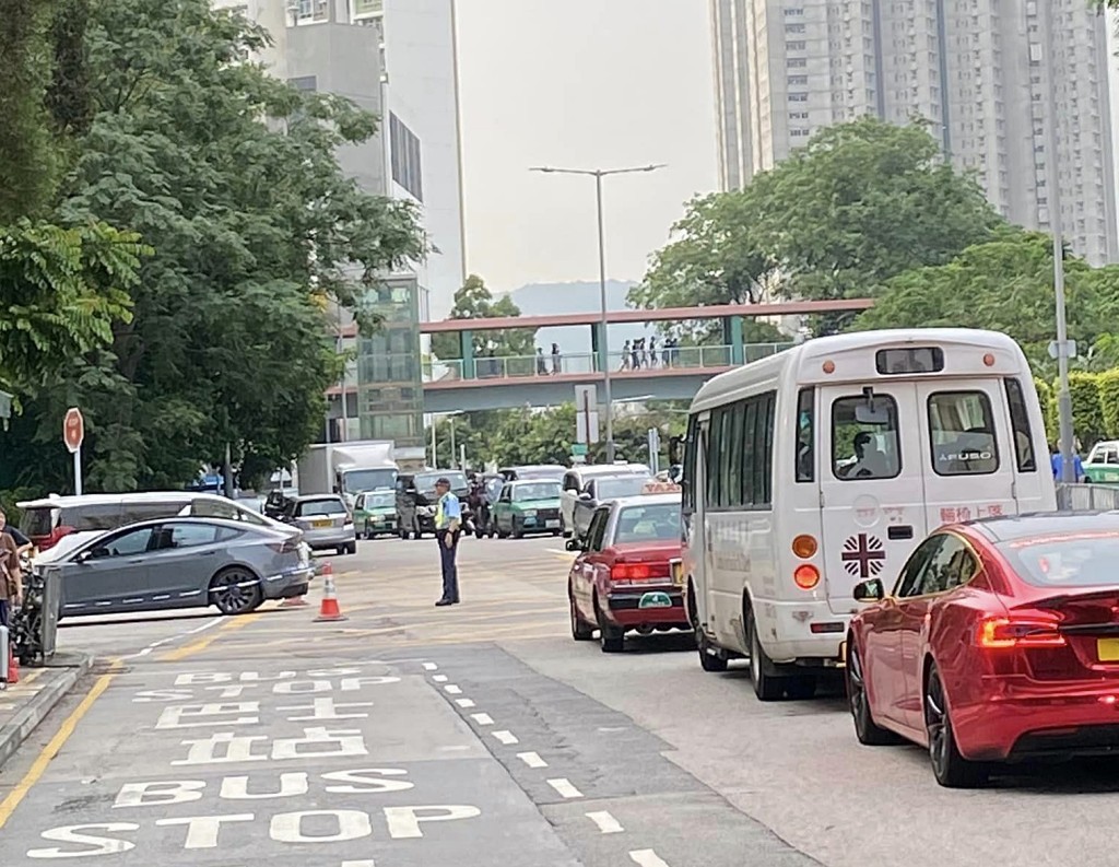 警方在彩園邨對開截獲涉案車輛。網圖