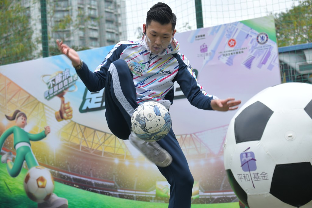 香港花式足球錦標賽冠軍馬偉澄表演花式足球。梁譽東攝