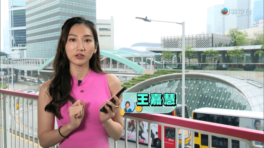 昨晚一集《東張西望》，王嘉慧穿上Shocking pink小背心襯熱褲做採訪。