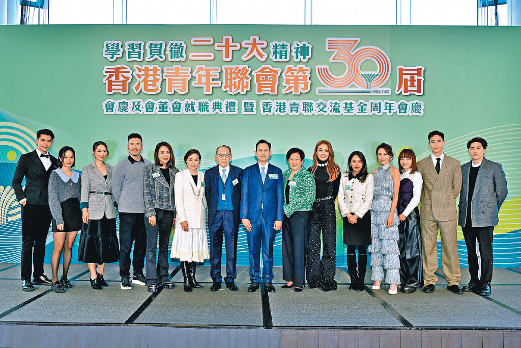 ■英皇集團主席楊受成博士伉儷（左七及右七）到場支持楊政龍（中）。