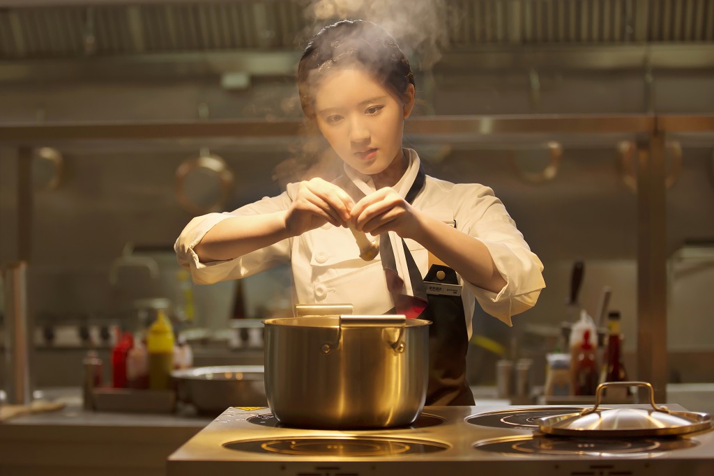 趙露思在台灣甜寵劇《我，喜歡你》中，是位廚藝精湛的廚師， 中通社