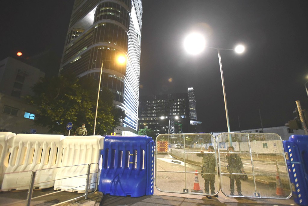 立法會及政府總部外警方明顯佈防。