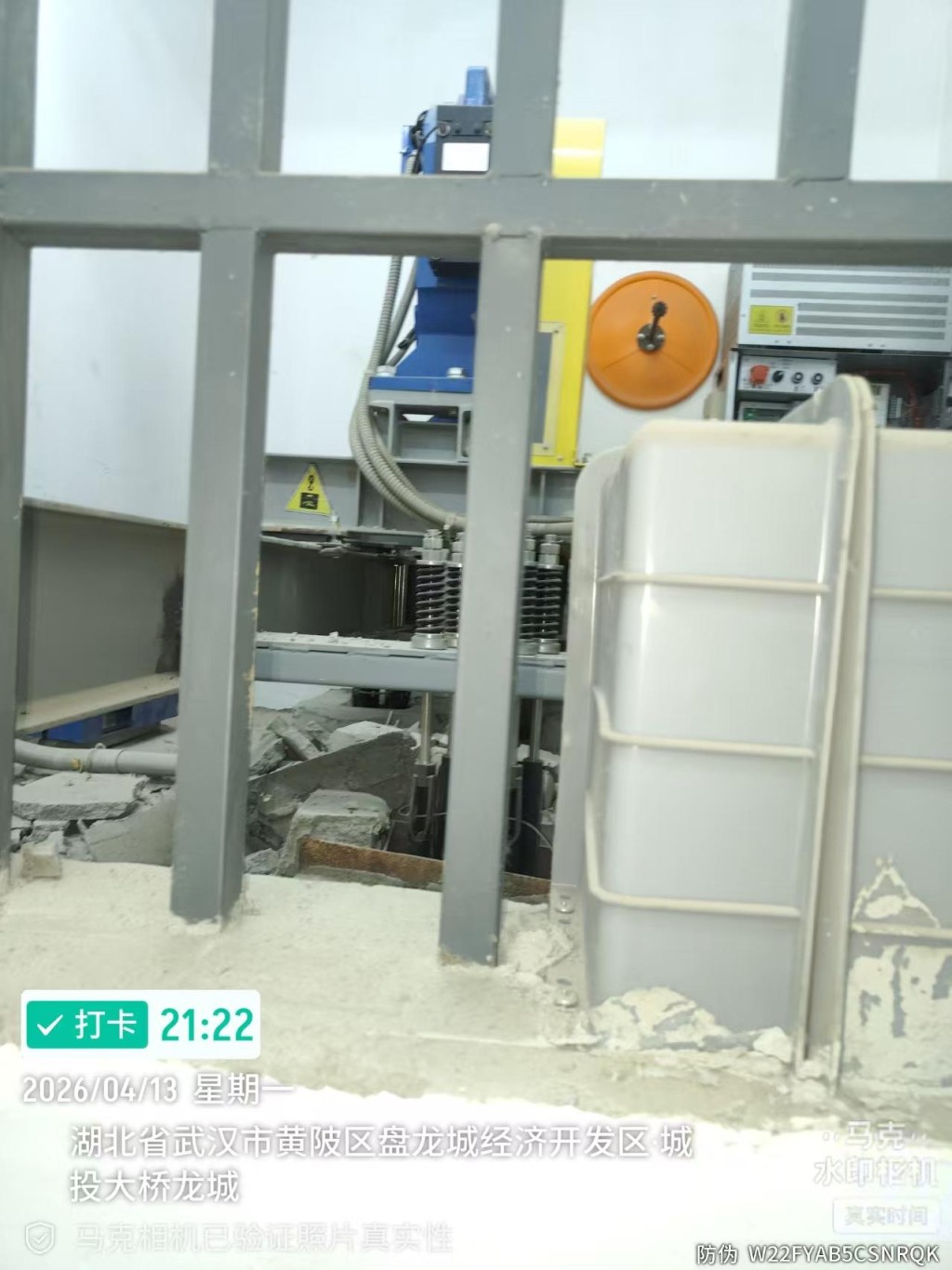 武汉有住宅的电梯失控冲顶，机房地板也被撞爆。抖音