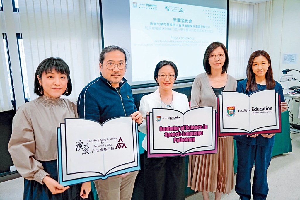 港大教育學院推出模擬診症教學計劃，馬珮雯（中）稱，練習有助學生執業前掌握不同性格、病情、家庭背景的病人反應。旁為陳曉欣（左1）及陳祉澄（右1）。