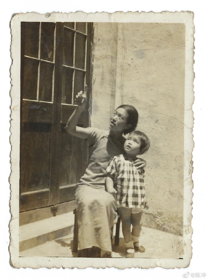 陈冲儿时跟母亲的都是幸福回忆。 陈冲儿时跟母亲的都是幸福回忆。