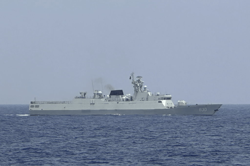 中國海警船在菲方船隻拒聽警告後，排列陣式阻其前進，雙方最近距離僅約一米。美聯社